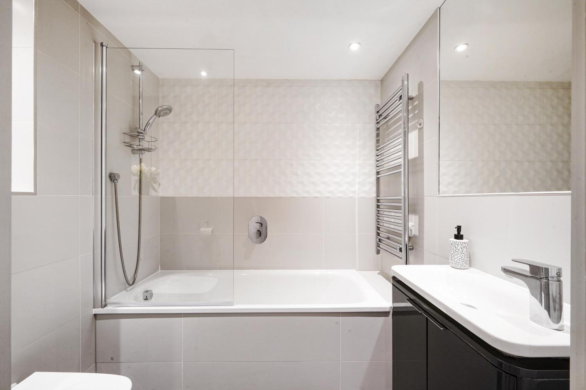 Luxury Apartment With Stunning Views On 10Th Floor إدجوير المظهر الخارجي الصورة