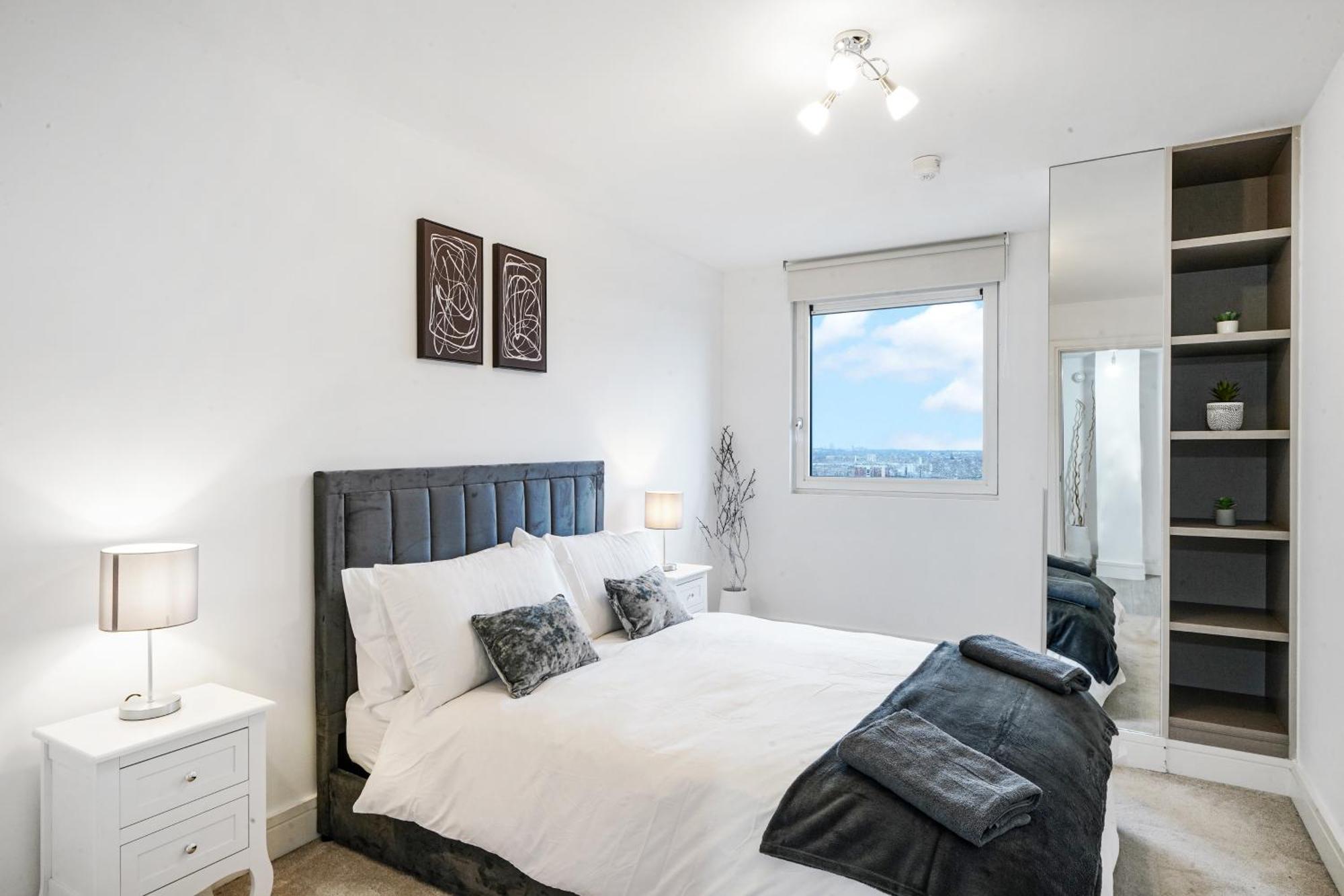 Luxury Apartment With Stunning Views On 10Th Floor إدجوير المظهر الخارجي الصورة