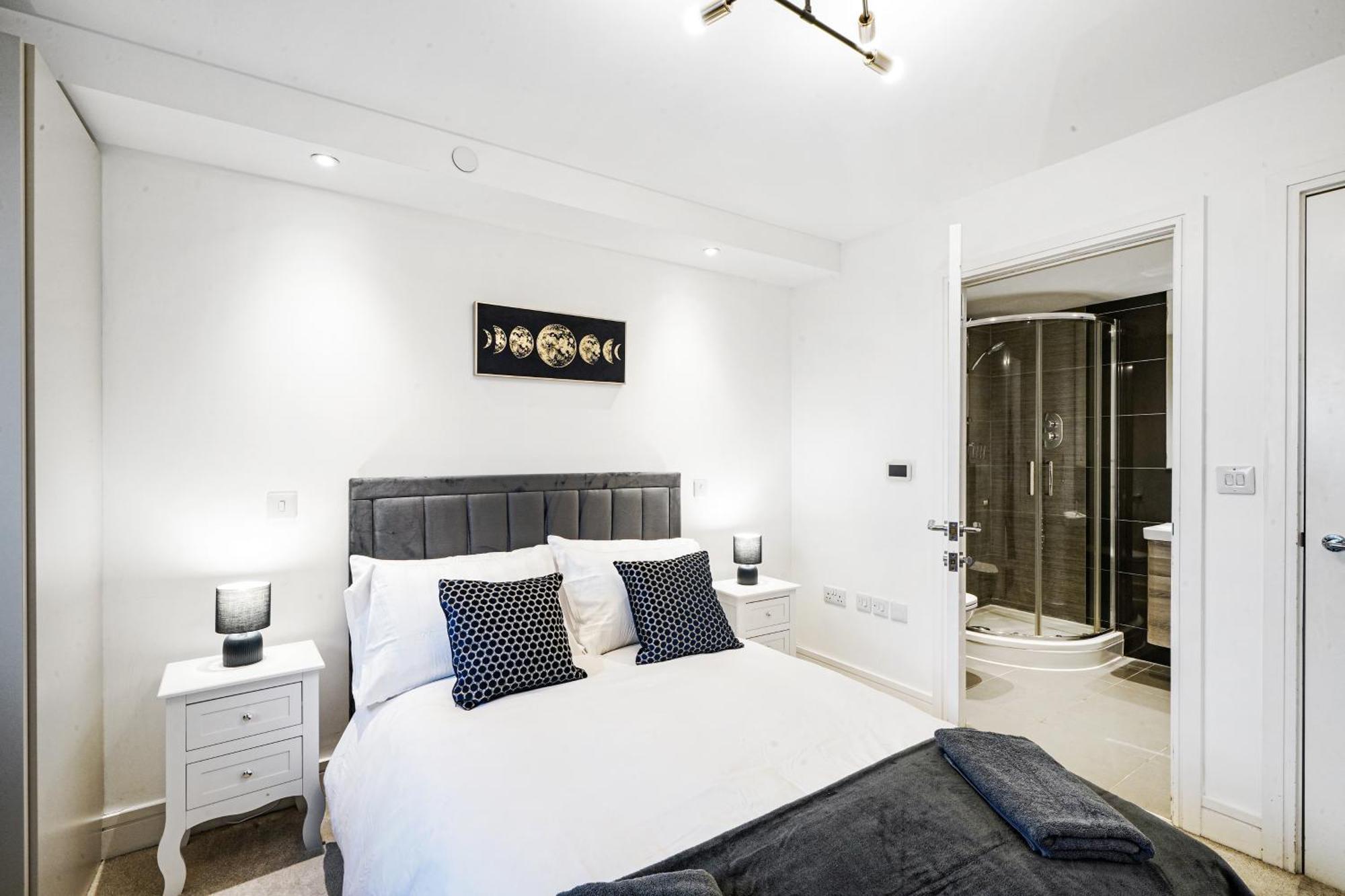 Luxury Apartment With Stunning Views On 10Th Floor إدجوير المظهر الخارجي الصورة