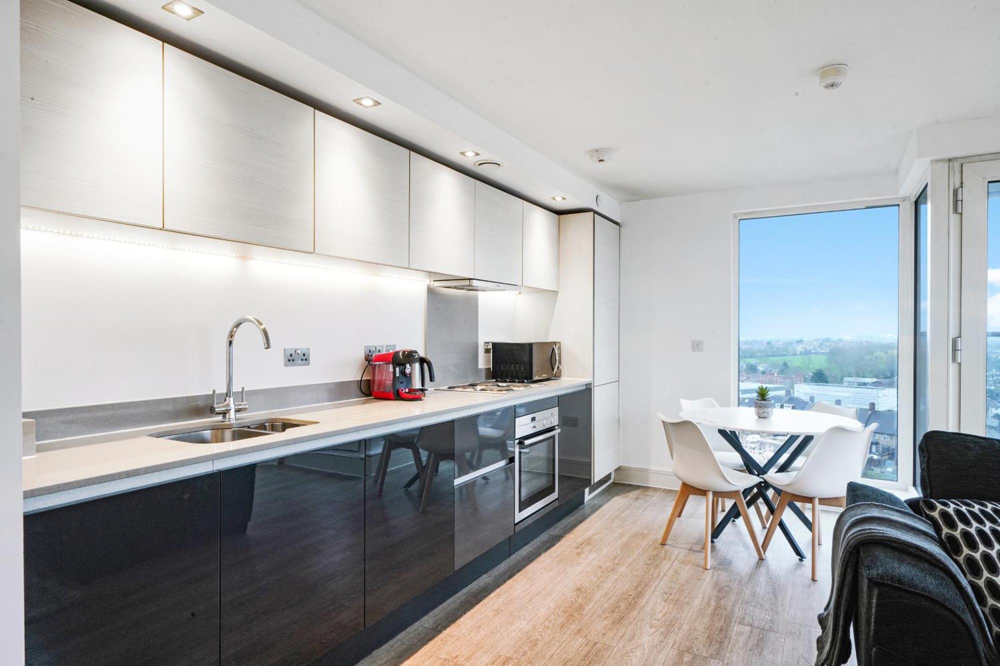 Luxury Apartment With Stunning Views On 10Th Floor إدجوير المظهر الخارجي الصورة